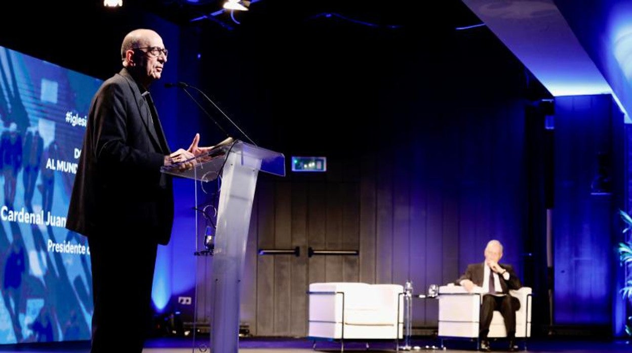 El cardenal Omella en un momento de su discurso, con Manuel Pizarro al fondo