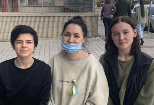 Dasha (izquierda) trabaja en una productora en Kiev , Dila (centro) continúa estudiando para ser profesora, también en la capital y Katia (derecha) es artista en una ciudad próxima a Odesa