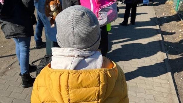 Kostya, el niño ucraniano que se curó del cáncer en España, ya está a salvo de la guerra