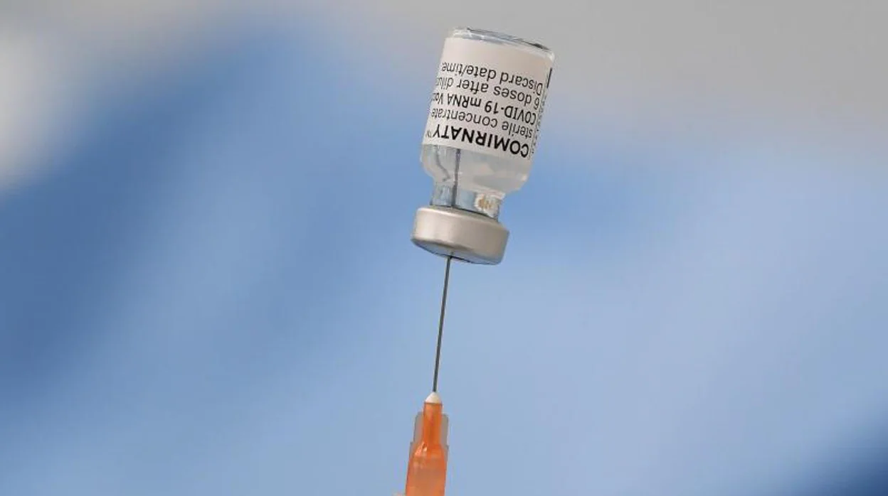 Un vial de la vacuna Comirnaty, de Pfizer/BioNTech, contra el Covid