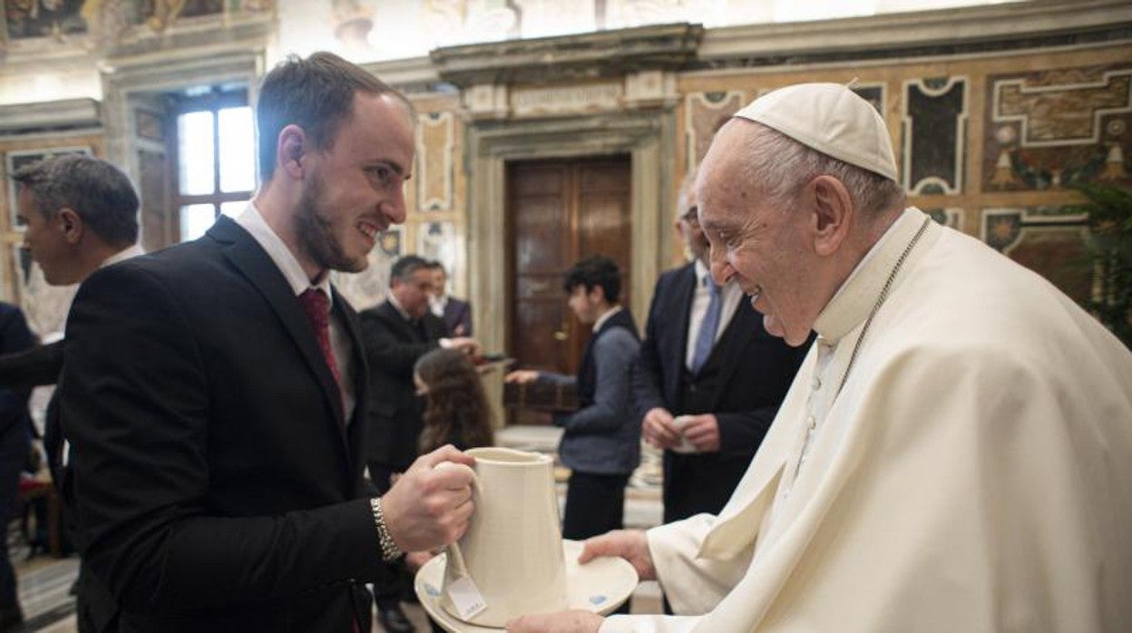 El Papa recibe un regalo de la ONG «Tuve sed» al finalizar la audiencia