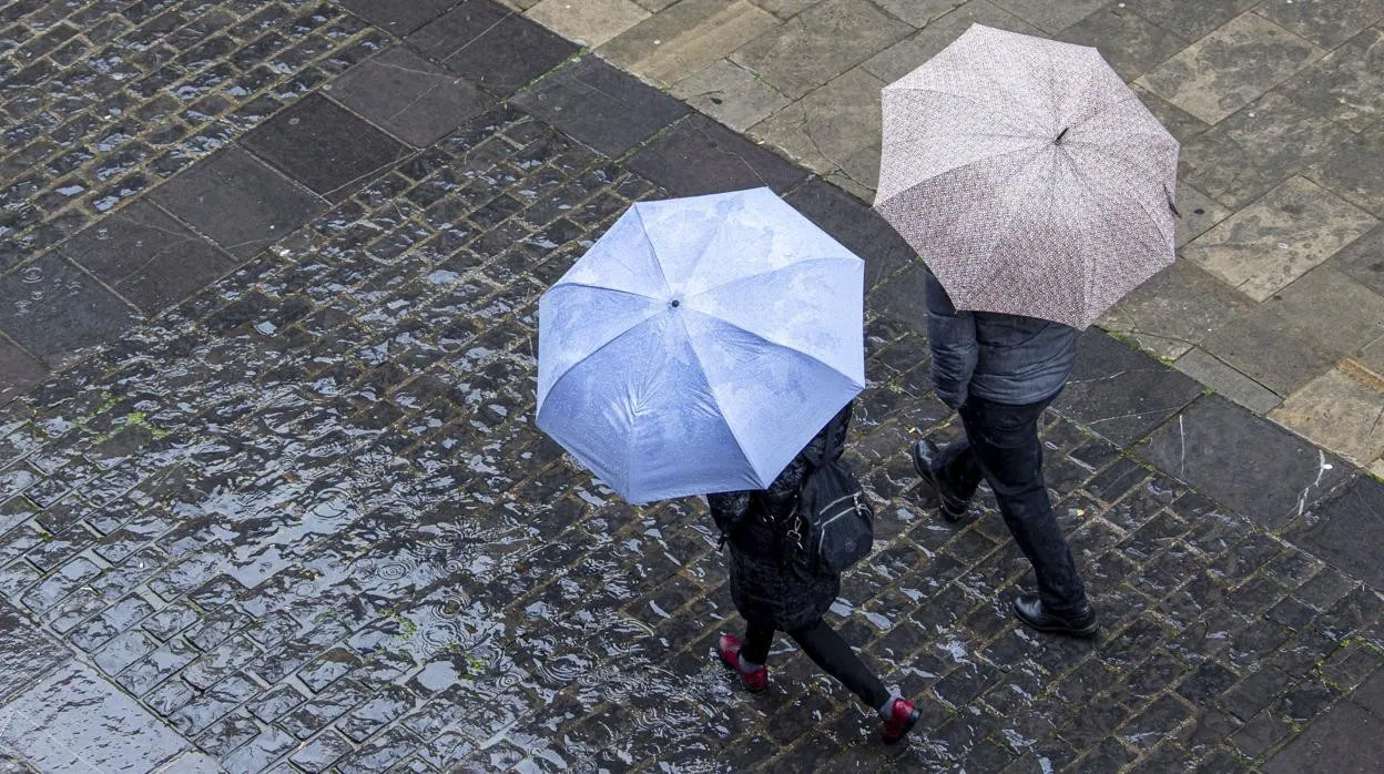 Dos personas pasean bajo la lluvia por Logroño la semana pasada
