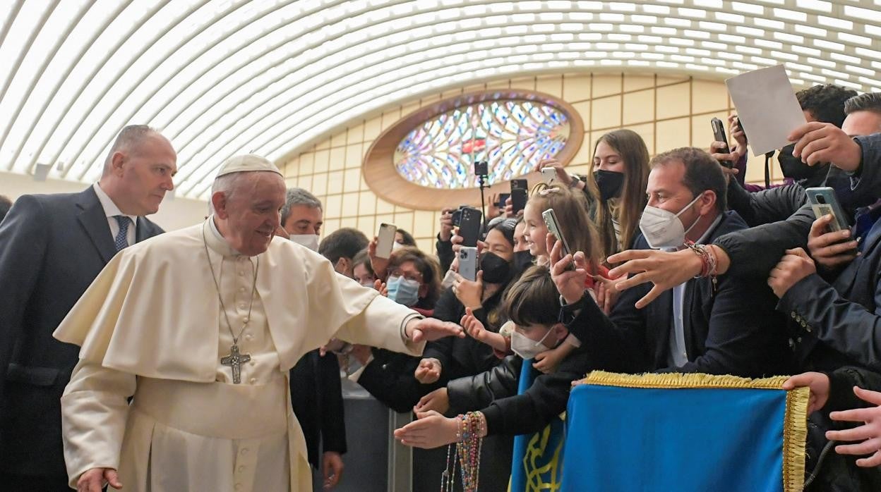 El Papa Francisco saluda a la gente mientras llega a la audiencia general semanal en el Aula Pablo VI del Vaticano, el pasado 16 de marzo de 2022