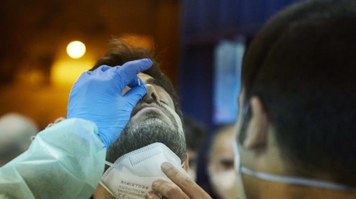 Un hombre realiza un test de antígenos en Sevilla, preparando la Semana Santa