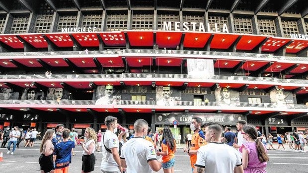 El bocadillo y la cerveza vuelven a los estadios de fútbol tras el fin de las restricciones del Covid