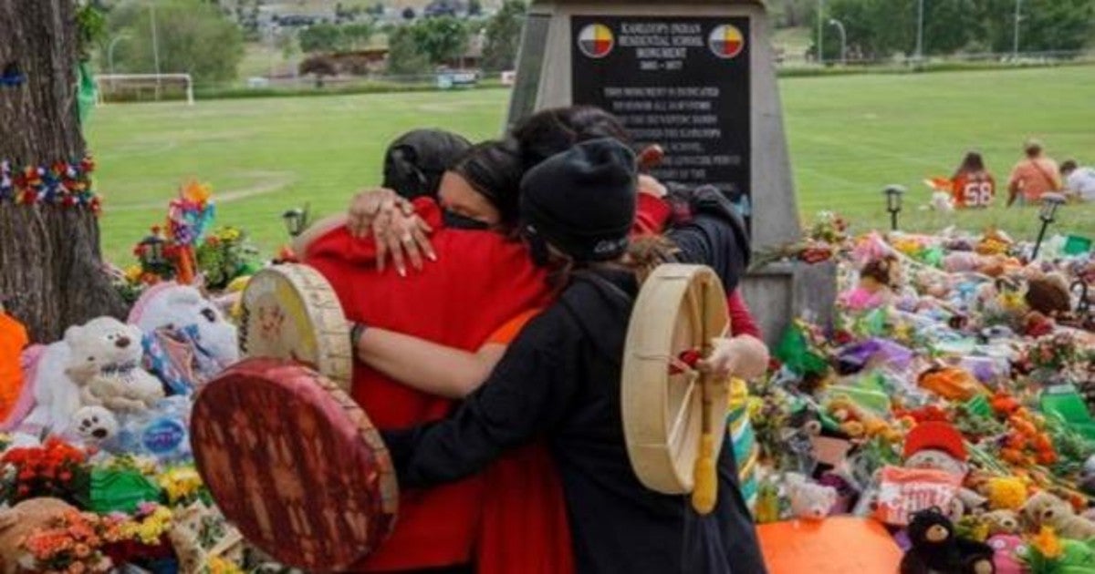 Homenaje a los 215 menores cuyos cuerpos fueron encontrados a principios de junio