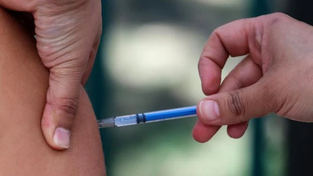 EE.UU. pondrá la cuarta dosis de la vacuna de Covid en mayores de 50 años