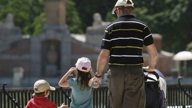 Una magistrada lleva al TC la ley que aparta al progenitor de sus hijos con una denuncia de maltrato