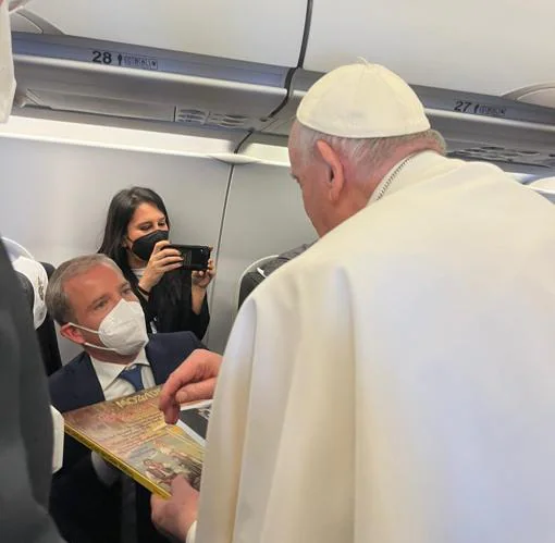 El corresponsal de ABC en el Vaticano, Javier Martínez-Brocal, entregándole el vinilo de 'El Rapto del Serallo' al pontífice