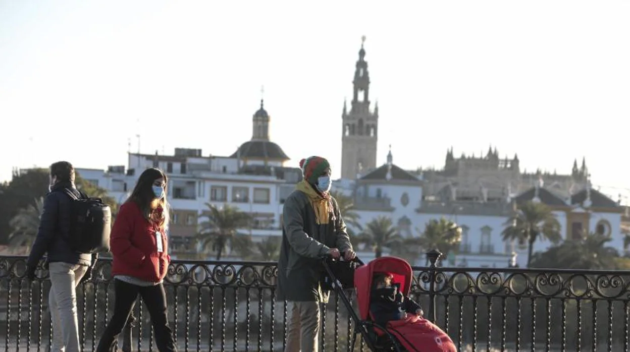 Unos peatones caminan por Sevilla en una imagen reciente
