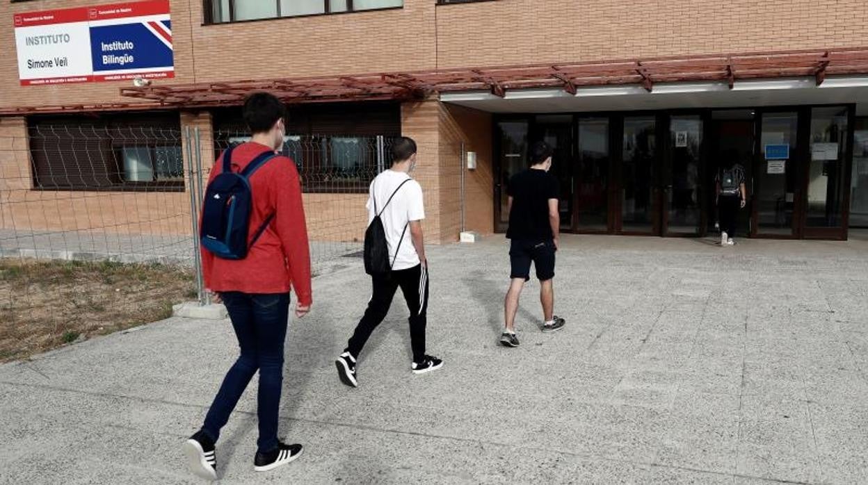 Varios alumnos llegan al IES Simone Veil de Paracuellos del Jarama, Madrid