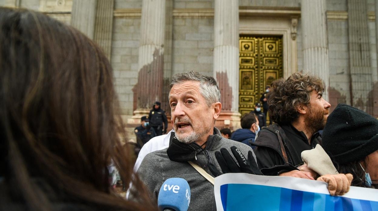 El científico del CSIC, Fernando Valladares, durante la protesta en el Congreso