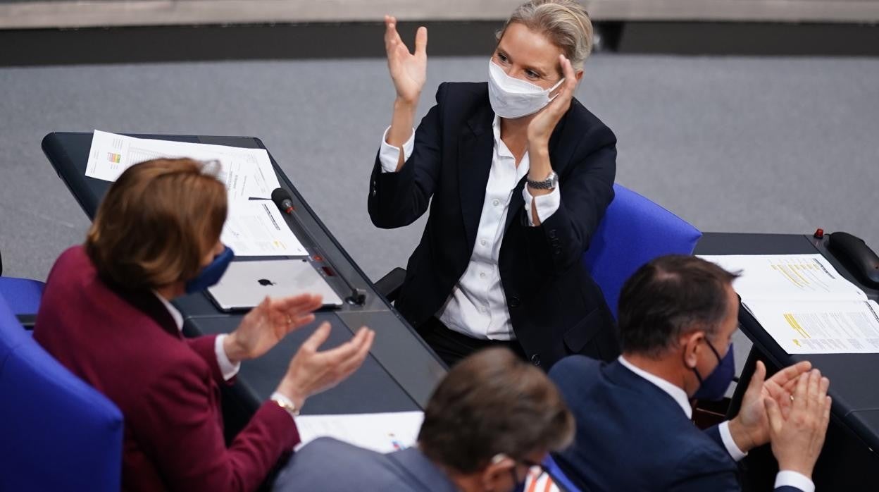 Alice Wwidel, del partido Alternativa para Alemania, aplaude el resultado de la votación del Bundestag, ayer