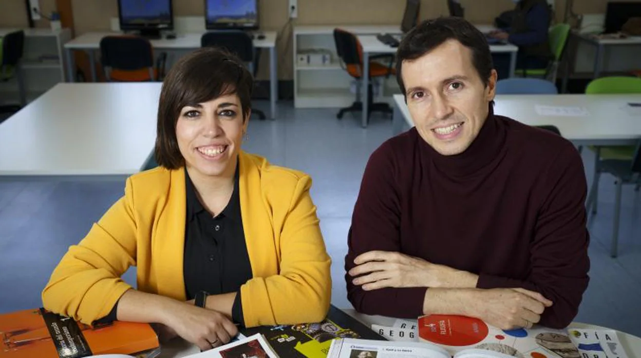 Los profesores de Historia de España y de Filosofía, Alicia Alhambra y Guzmán Pérez, respectivamente, enseñan cómo son los libros de texto ahora, antes de la 'ley Celaá', donde no se eliminan hechos o no se imparten contenidos alineados con la agenda política del Gobierno