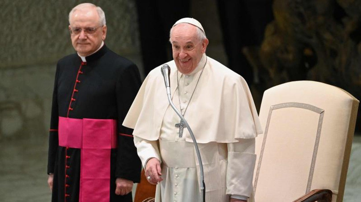 El papa en la audiencia de hoy miércoles, junto a monseñor Leonardo Sapienza, de la Casa Pontificia