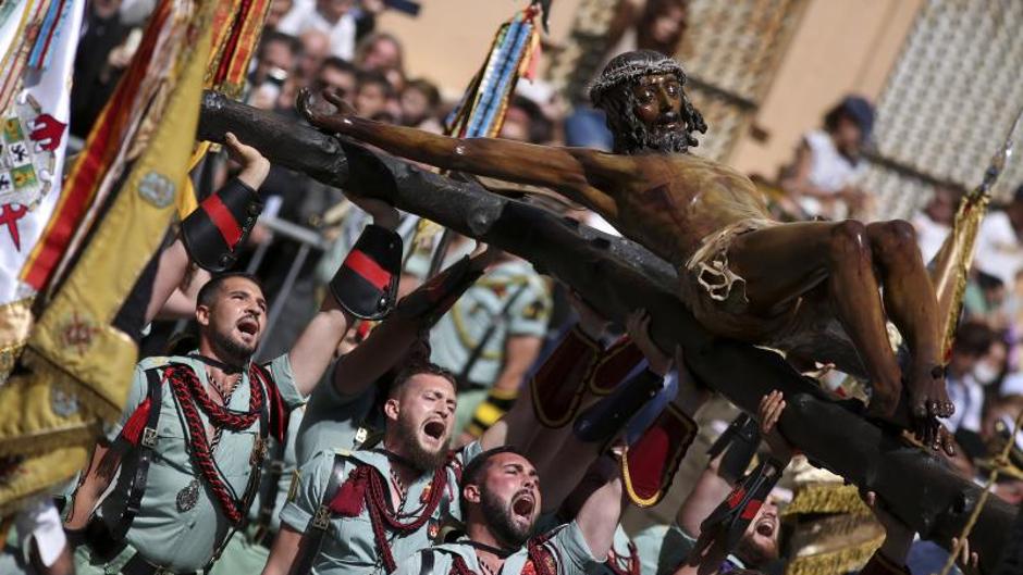 El traslado del Cristo de la Buena Muerte emociona a Málaga