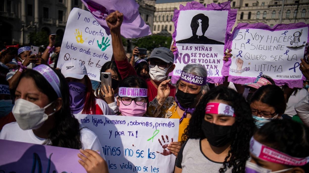 Manifestación en Perú tras el secuestro y violación de una niña de tres años