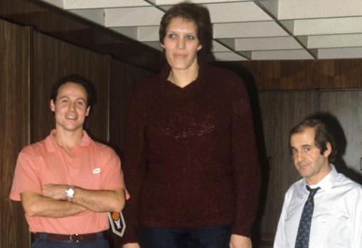 Uliana Semenova entre el exjugador de baloncesto Corbalán y el periodista José María García