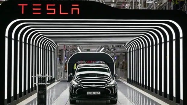 Tesla hará dormir a los trabajadores en el suelo de la fábrica de Shanghái para volver a producir