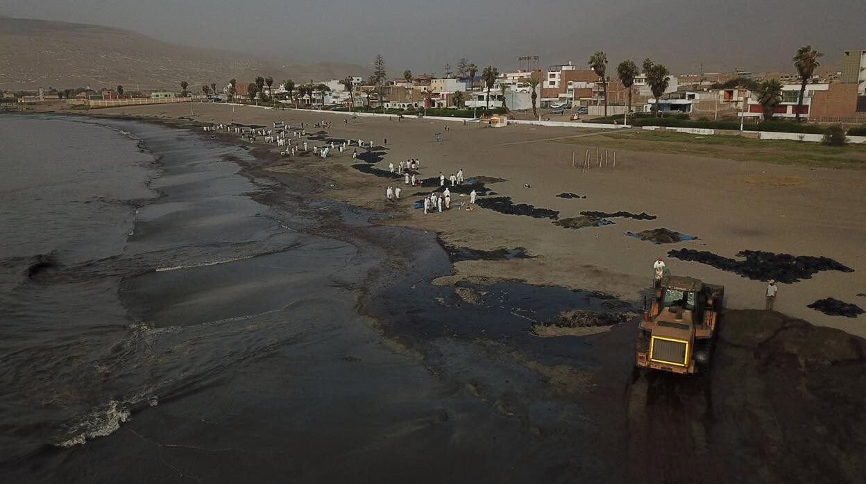 En Perú, el oleaje intenso provocó el derrame de un petrolero y miles de pescadores llevan tres meses sin poder faenar