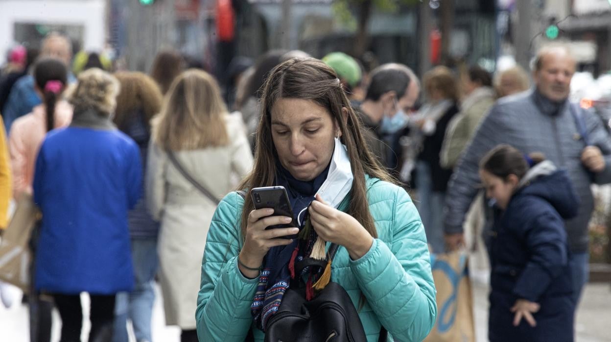 Personas caminan por las calles de Madrid