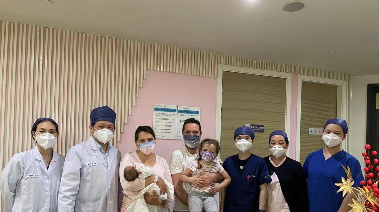 En medio del confinamiento por coronavirus en Shanghái, el madrileño Miguel Ángel de la Torre y su esposa Elena acaban de tener su segunda hija tras Claudia, llamada Victoria en honor a todas las vicisitudes que han pasado