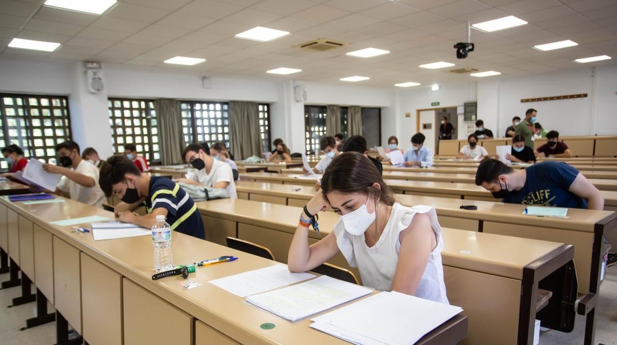 Exámenes de Selectividad extraordinaria, en la Escuela Técnica Superior de Ingeniería Informática de Sevilla