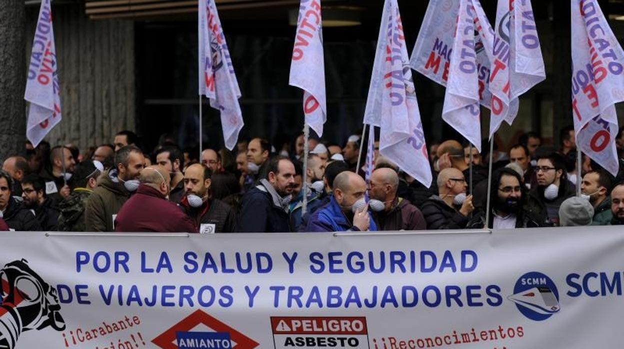 Trabajadores de Metro de Madrid en una propuesta por el amianto en los trenes (Archivo)