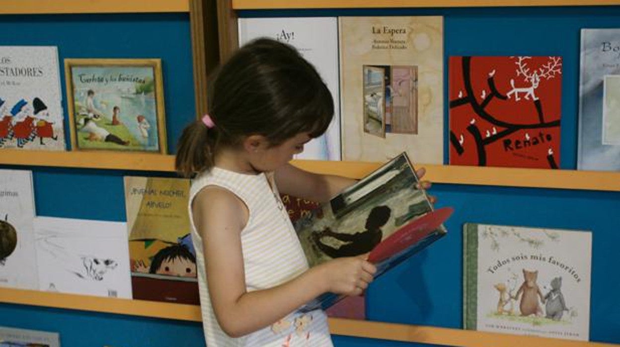 Una niña leyendo un cuento