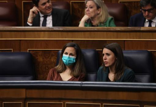 Ione Belarra junto a Irene Montero en el Congreso de los Diputados