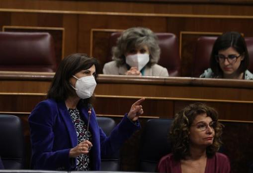 Margarita Robles (hablando) y María Luisa Carcedo (detrás) con mascarilla en el Congreso