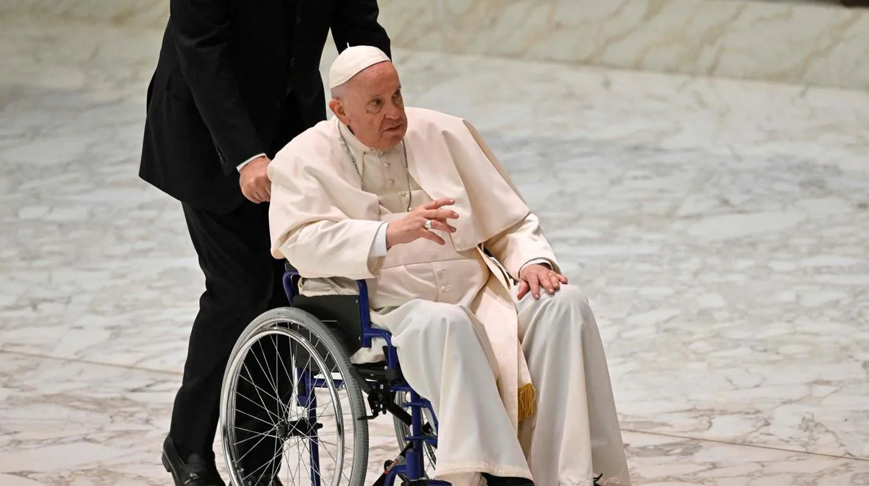 El Papa Francico, este jueves, en silla de ruedas