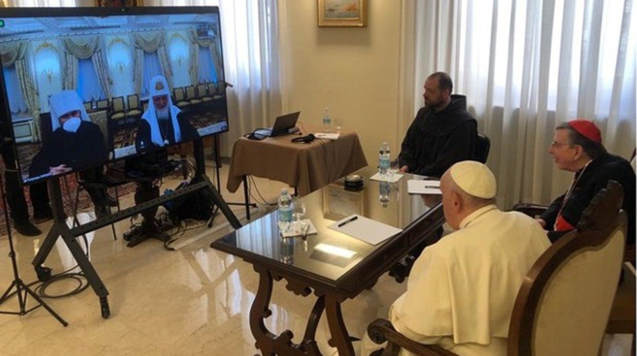 El Papa en una videoconferencia con el patriarca ortodoxo Kirill el pasado marzo