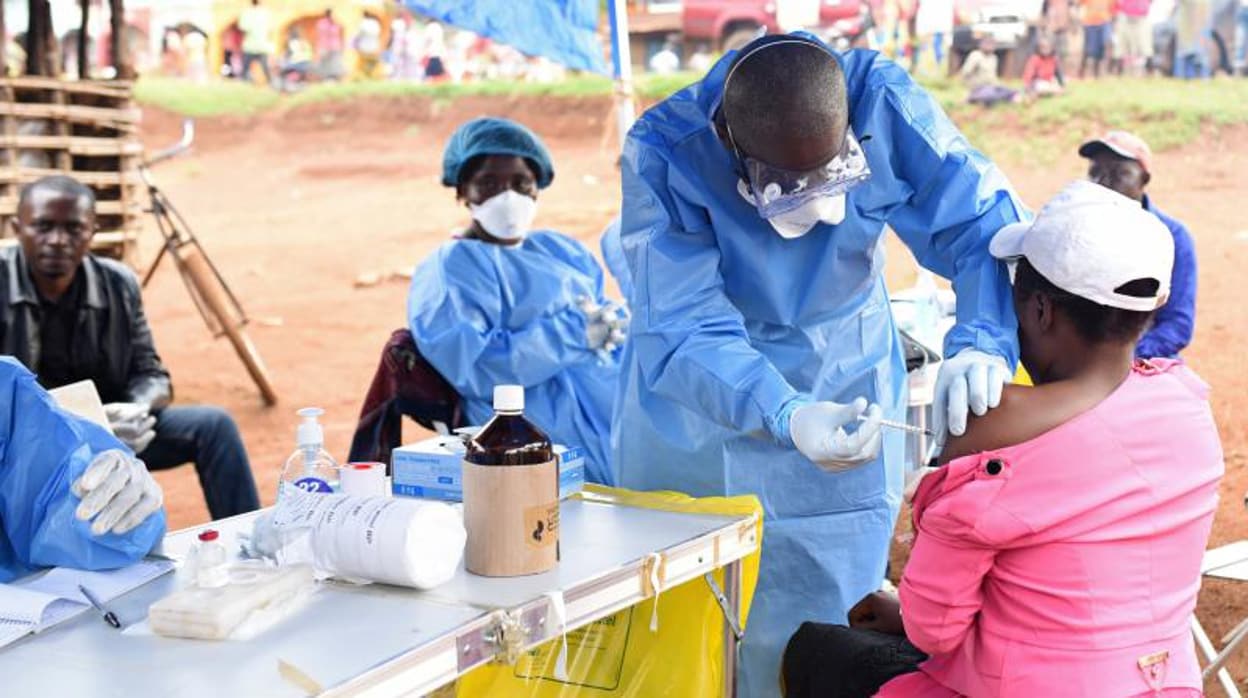 Un trabajador de la salud congoleño administra la vacuna contra el ébola a una mujer que tuvo contacto con un enfermo de ébola en la aldea de Mangina, en la provincia de Kivu del Norte de la República Democrática del Congo, el pasado 18 de agosto de 2018