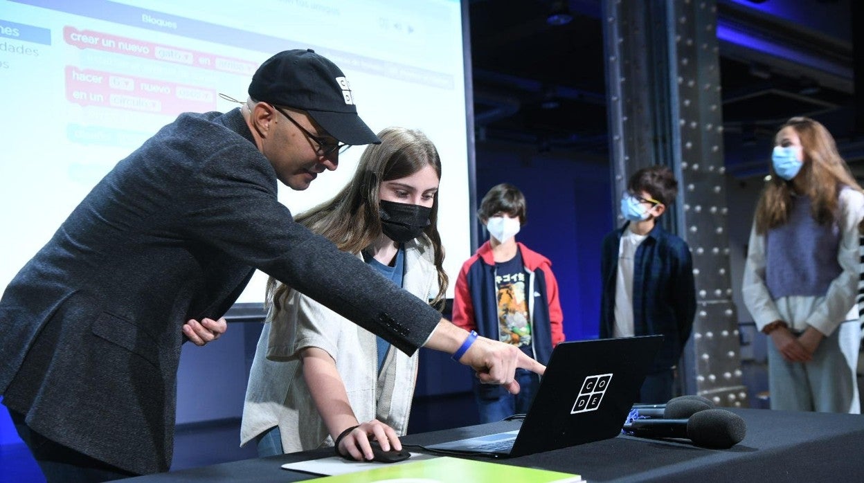 El CEO de Code, Hadi Partovi, programa con un grupo de niños