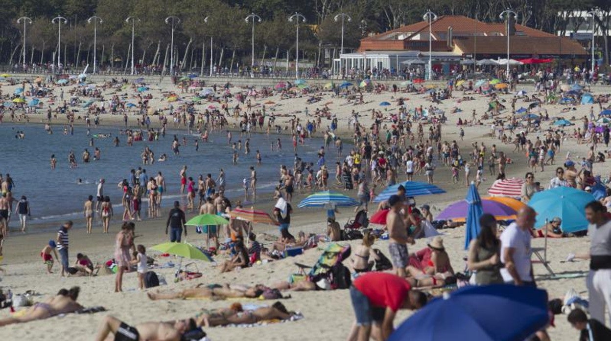 Las altas temperaturas en las Rías Bajas llenaron las playas de ciudadanos, este domingo en la playa de Samil en Vigo