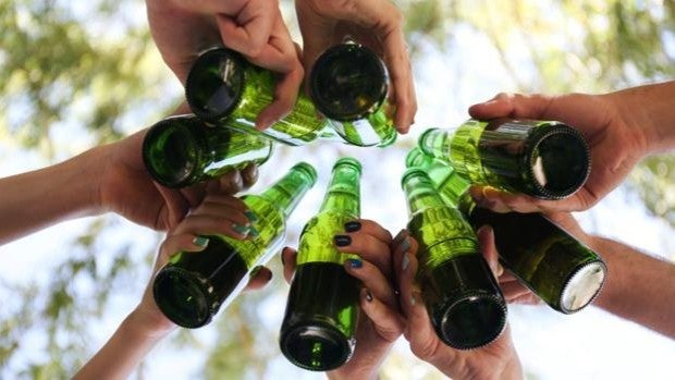 La OMS advierte de que el control de la comercialización del alcohol en Internet es más débil que la de otros psicoactivos