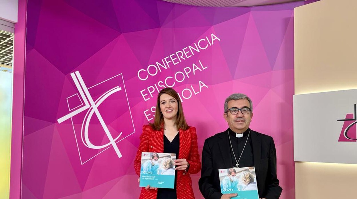 La directora de la oficina de Transparencia, Ester Martín, y Monseñor Luis Argüello, en la presentación de la Memoria