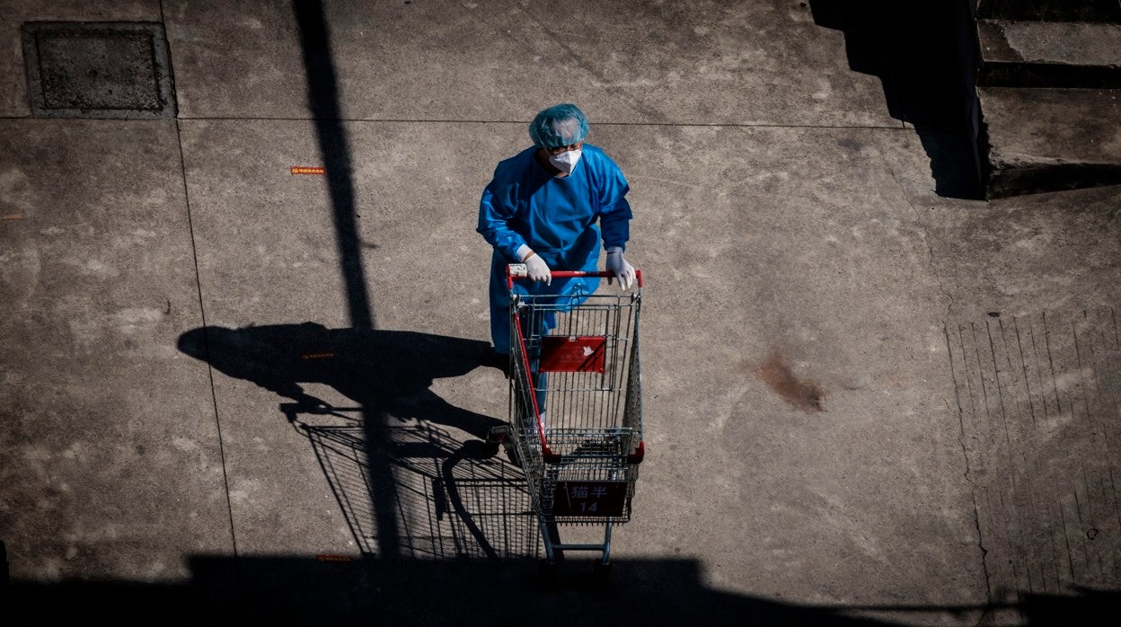 Un hombre camina por Shanghái, China