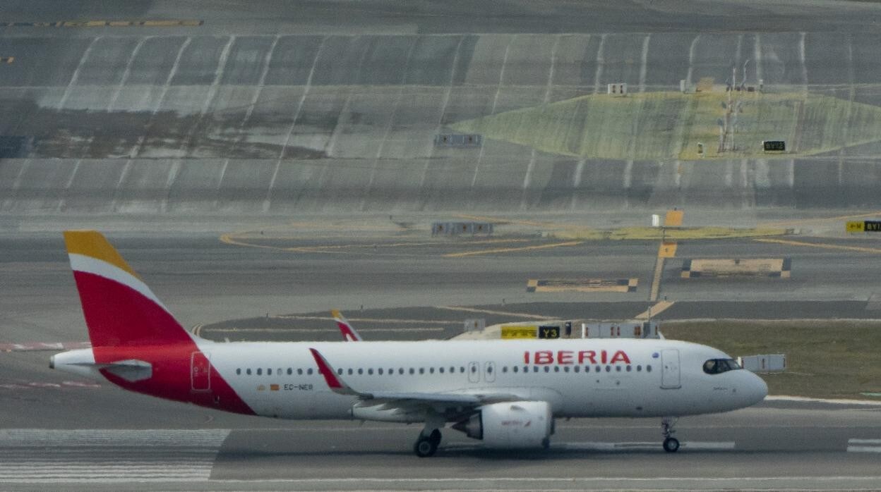 Un avión de Iberia en el Aeropuerto de Madrid