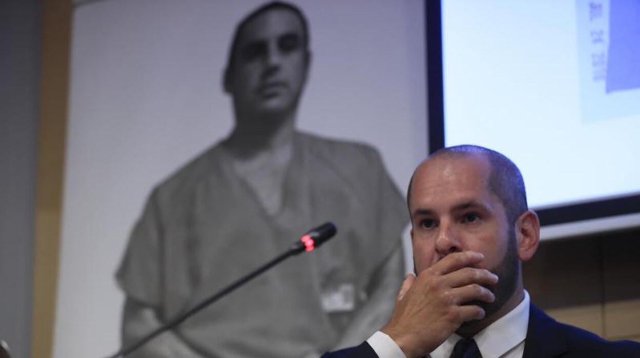 El abogado estadounidense, Joseph Nascimento, delante de una foto de Pablo Ibar, durante la rueda de prensa