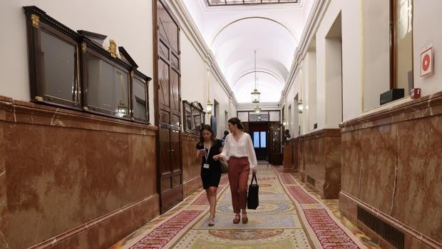 El PSOE cede a la presión de sus socios y renuncia a luchar contra la prostitución en la 'ley del sí es sí'