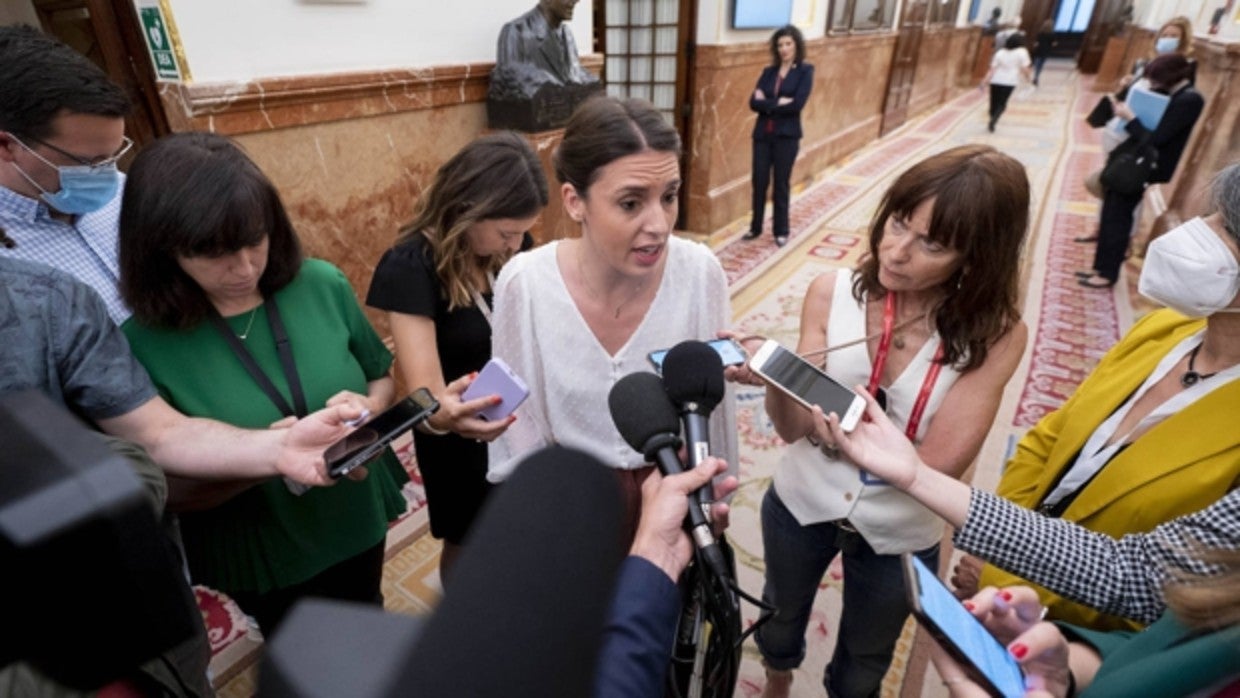 Irene Montero atiende a los medios en los pasillos del Congreso de los Diputados