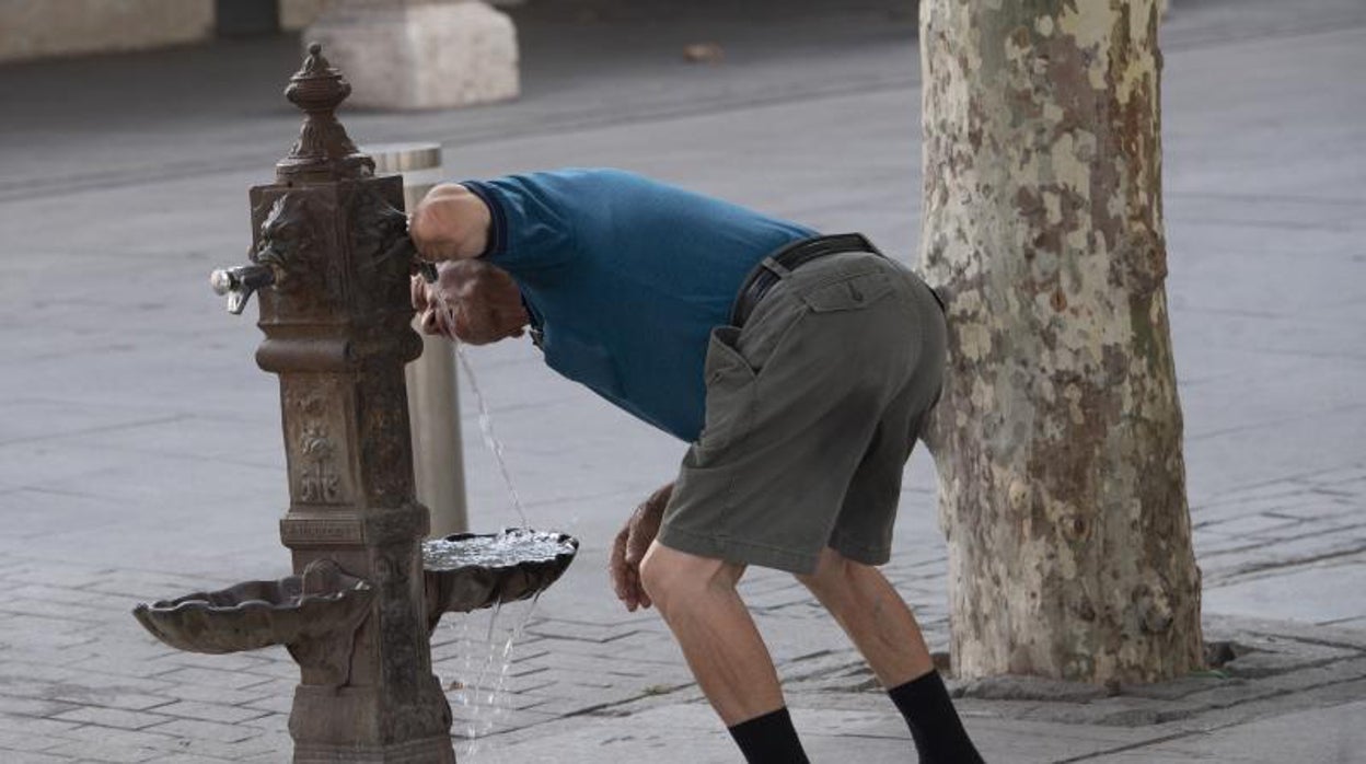 Las autoridades romiendan refrescarse en las horas centrales del día