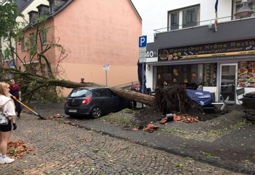 Vecinos sorprendidos ante los destrozos del tonado