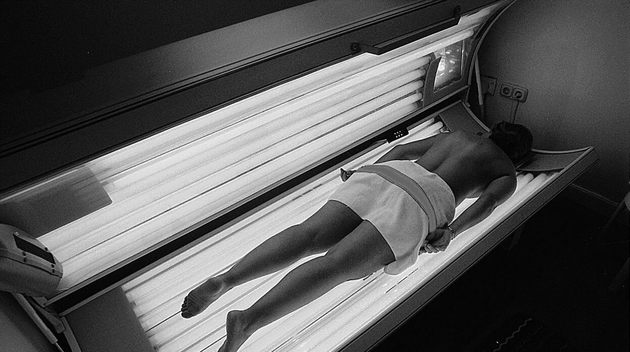 Un joven en una cabina de rayos ultravioleta en Valladolid