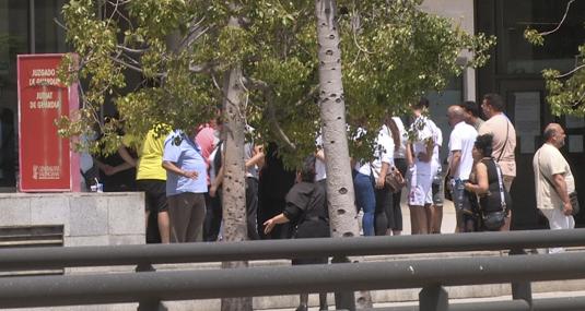Familiares de los cinco menores acusados de agresión, a las puertas de la Ciudad de la Justicia de Valencia