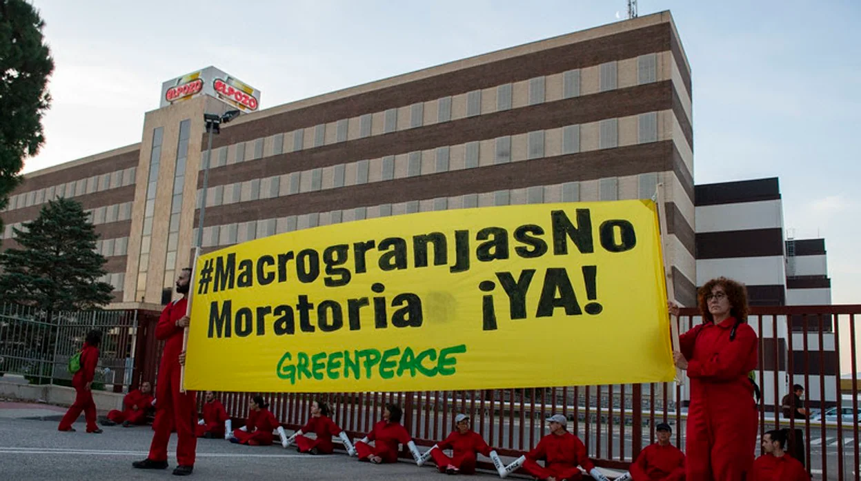 La acción de Greenpeace de este martes en Alhama (Murcia)