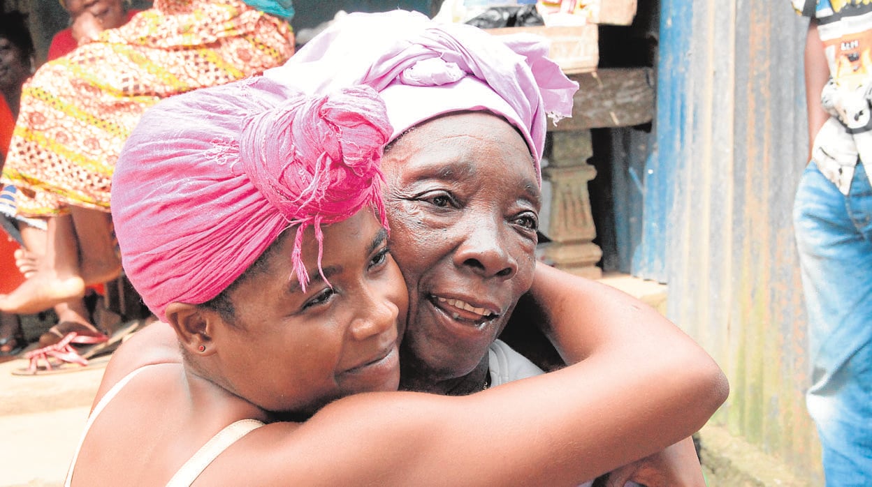 Aminata, una de las niñas rescatadas, abraza a su abuela después de varios años sin verla