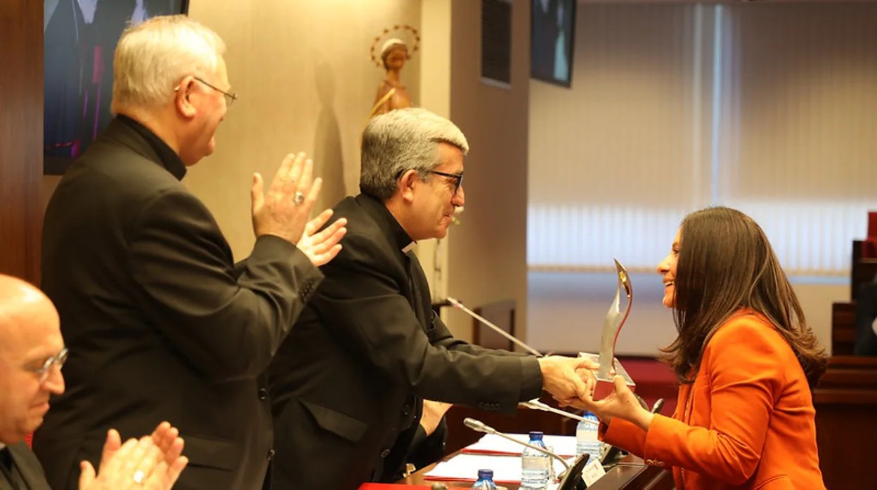 Laura Daniele recoge, de manos de monseñor Argüello, secretario general de la Conferencia Episcopal, el premio ¡Bravo! de Prensa